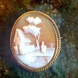 Genuine, Cameo pin🌺